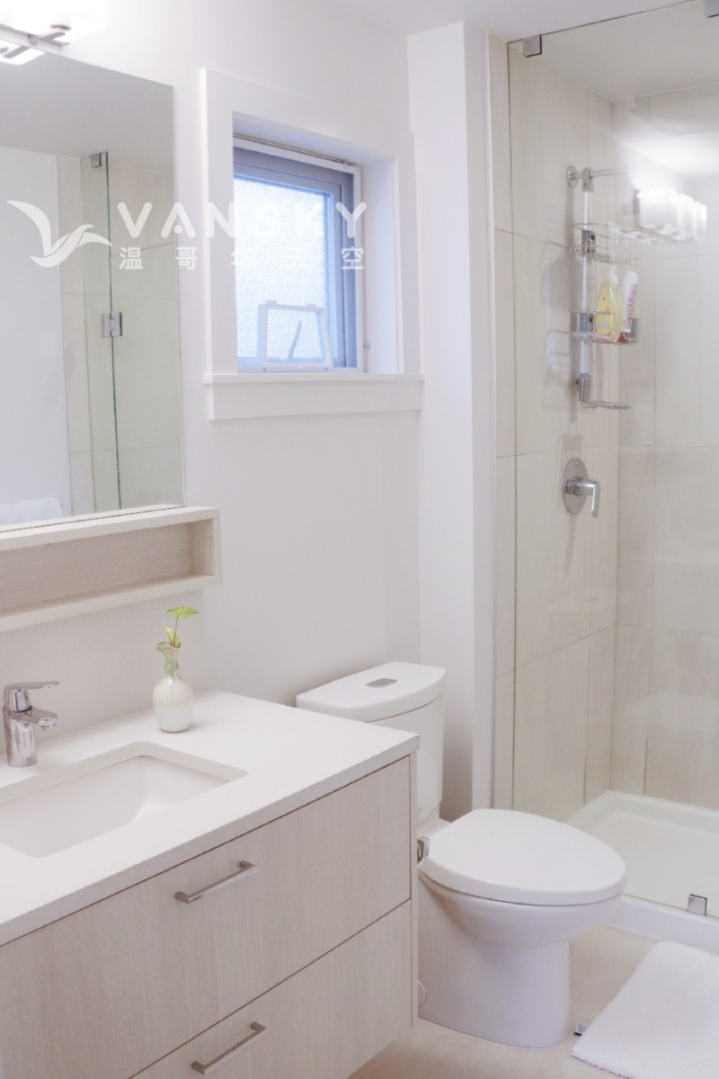 230404131927_master bedroom insuite bath from door view.jpg
